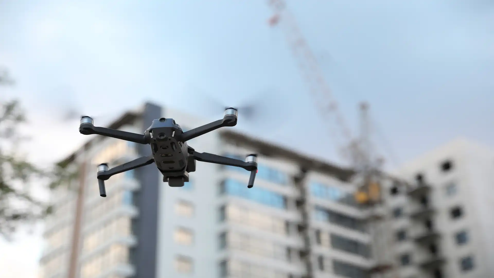 Captura aérea de edificio moderno con dron de alta calidad por DroneFilms