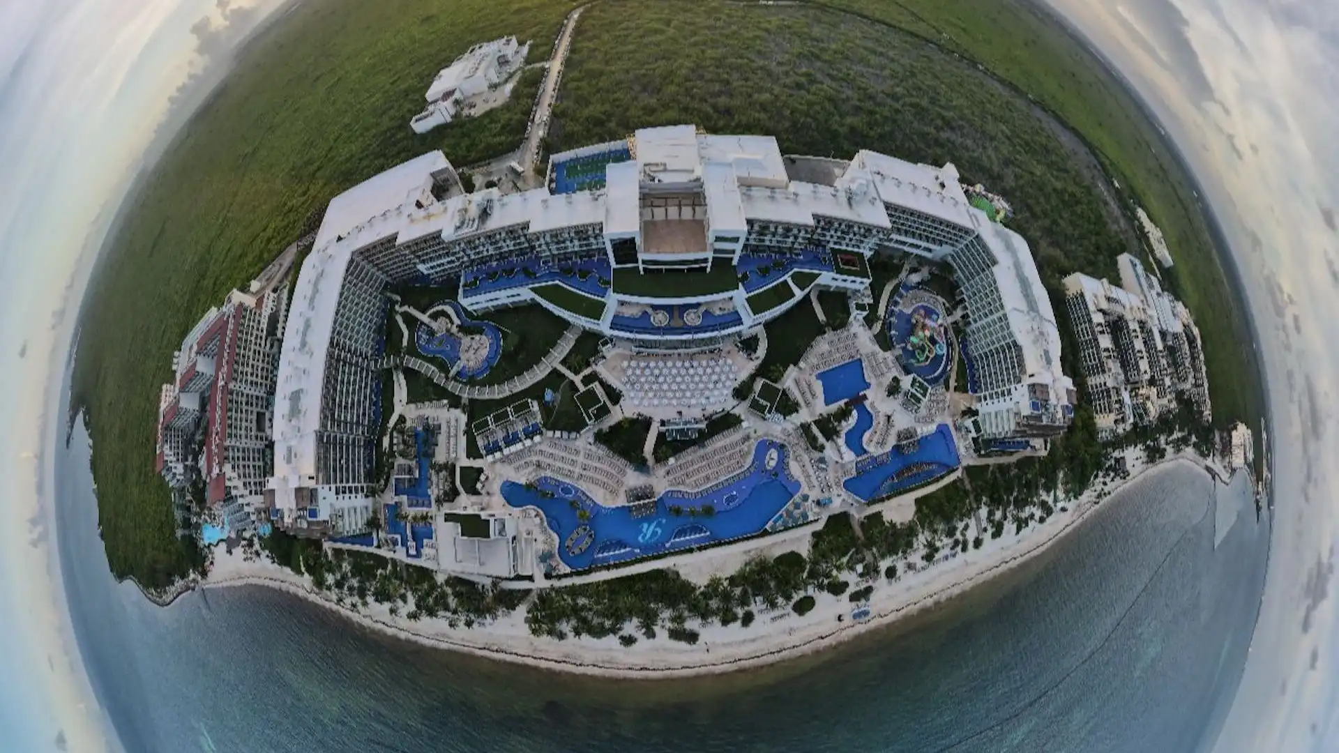 Vista panorámica 360 grados de hotel al aire libre por DroneFilms